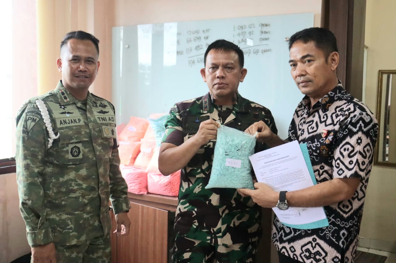 Dandim 0411/KM Serahkan 194.631 Butir Ekstasi Hasil Temuan Prajurit Kodam XXI/RI Kepada Polda Lampung
