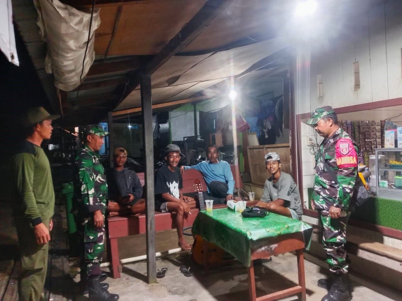 Jaga Kondusifitas Wilayah, Babinsa Koramil Tabang Bersama Masyarakat Lakukan Patroli Siskamling