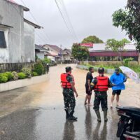 Hujan Deras Rendam Pemukiman, TNI Turun Tangan Evakuasi Warga di Padang