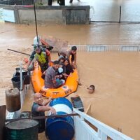 Banjir Rendam Permukiman di Pidie, TNI Bantu Evakuasi dan Distribusi Logistik