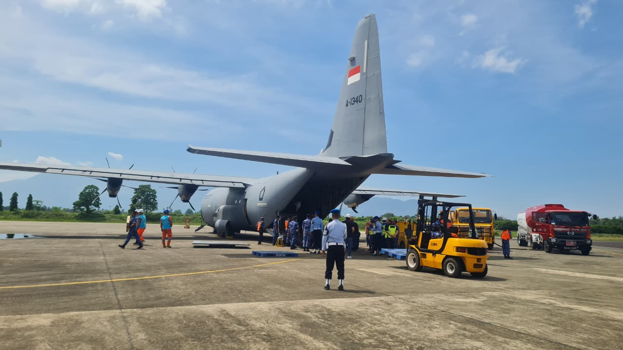 Pesawat TNI AU Pembawa Bantuan Darurat Tiba di Aceh dan Sumatera Barat
