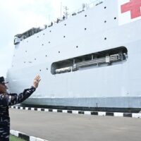 TNI AL Kerahkan KRI dan Helikopter untuk Bantu Korban Bencana di Aceh, Sumut dan Sumbar