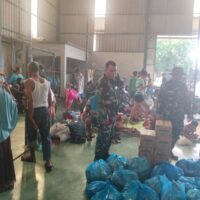 TNI Distribusikan 14.225 Nasi Bungkus untuk Warga Terdampak Banjir di Medan
