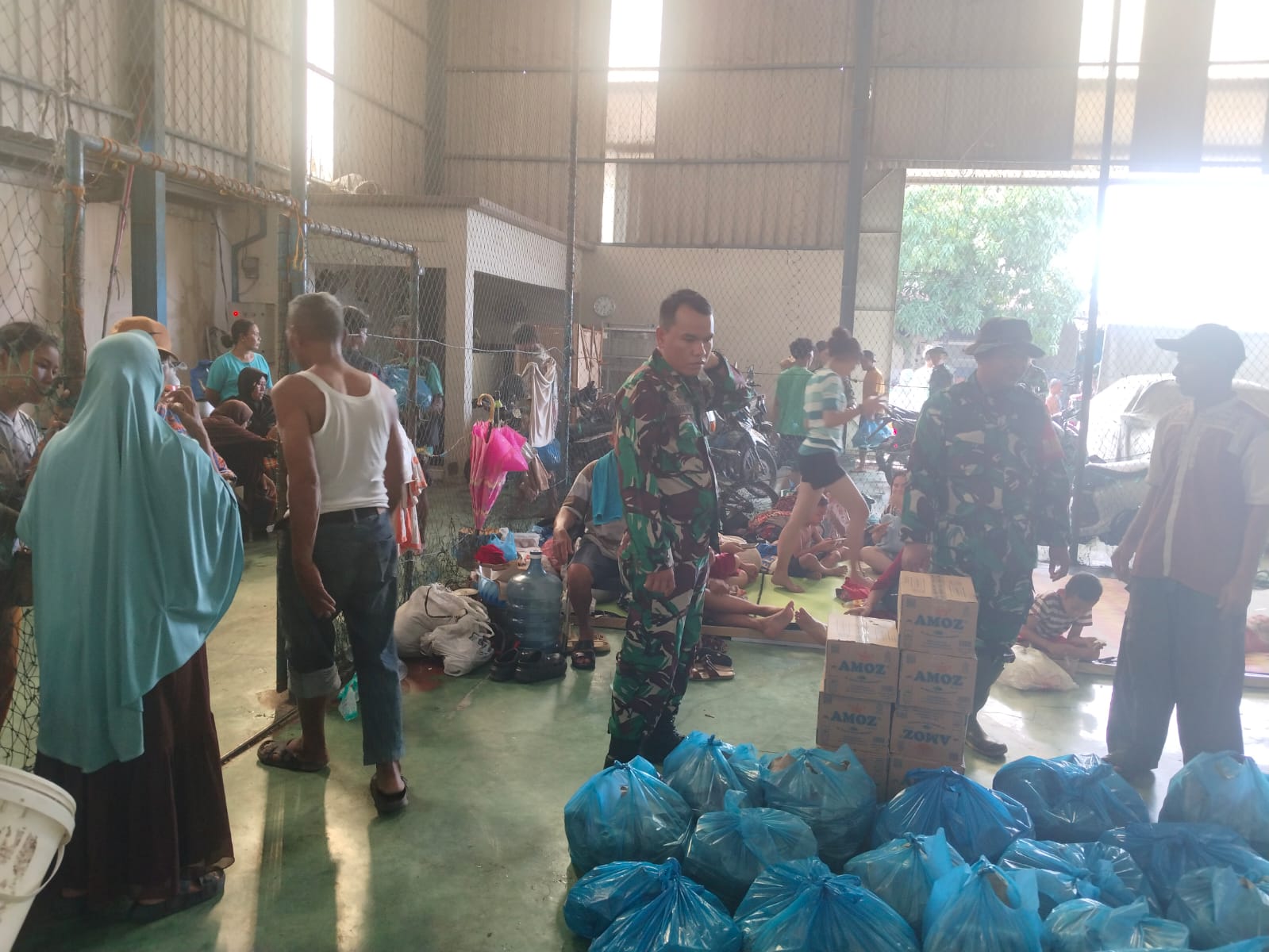 TNI Distribusikan 14.225 Nasi Bungkus untuk Warga Terdampak Banjir di Medan