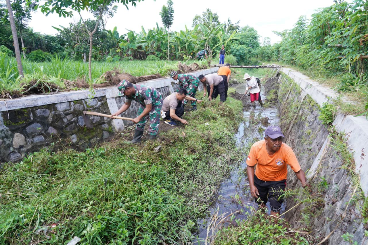 Tiga Pilar Bersinergi, Aksi Karya Bakti Bersama Kodim 0808/Blitar Memperingati Hari Juang Kartika Di Kelurahan Klampok