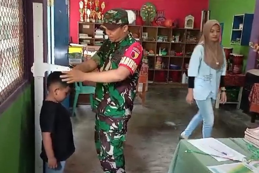 Babinsa Sukorejo Dampingi Kegiatan Percepatan Penanganan Stunting Di Posyandu Delima 3