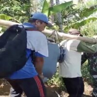 Babinsa Desa Boro Bersama Poktan Makmur Perbaiki Diesel Pompa Pertanian