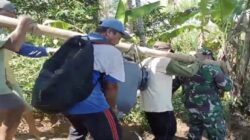 Babinsa Desa Boro Bersama Poktan Makmur Perbaiki Diesel Pompa Pertanian