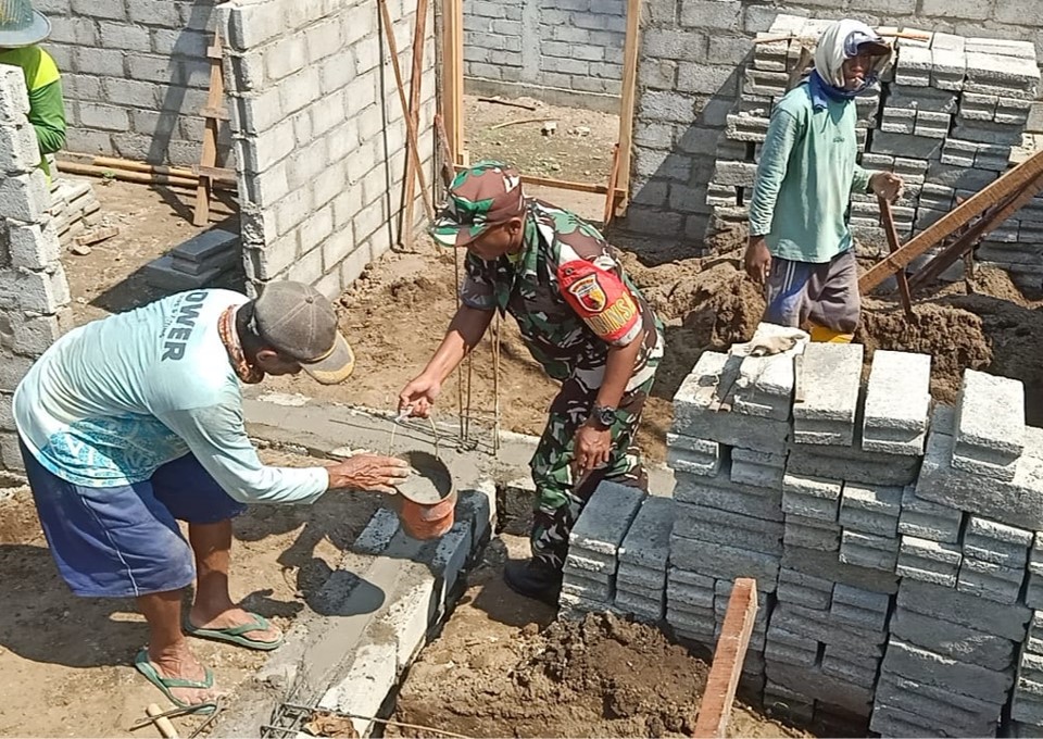 Pererat Kebersamaan, Babinsa Desa Gandean Gotong Royong Bangun Rumah Warga