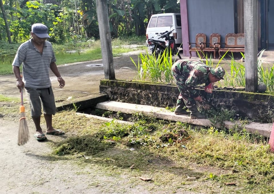 Wujud Nyata Kemanunggalan TNI Dengan Rakyat, Babinsa Dan Masyarakat Lakukan Pembersihan Lingkungan