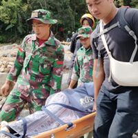 Demi Selamatkan Ibu dan Bayi, Prajurit TNI Tandu Ibu Hamil di Jalur Terisolasi