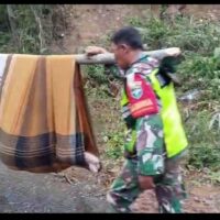 TNI Evakuasi Dua Lansia Penderita Stroke di Wilayah Terisolasi Bener Meriah
