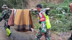 TNI Evakuasi Dua Lansia Penderita Stroke di Wilayah Terisolasi Bener Meriah