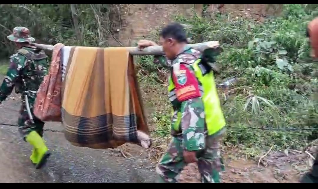 TNI Evakuasi Dua Lansia Penderita Stroke di Wilayah Terisolasi Bener Meriah