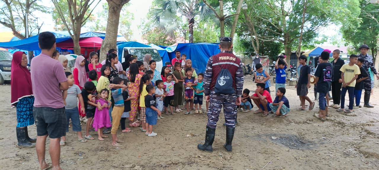 TNI Laksanakan Trauma Healing Bagi Warga Terdampak Banjir di Aceh Tamiang