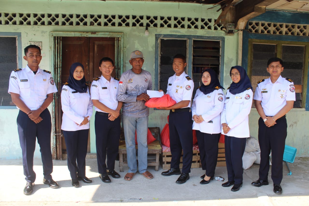 Stasiun Bakamla TBK Salurkan Paket Sembako Sambut HUT ke-20 Bakamla RI