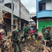 Ratusan Prajurit TNI Bersihkan Pasar Kuala Simpang, Dorong Pemulihan Ekonomi Pascabanjir