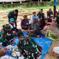 Terobos Pedalaman Gayo Lues, Tim Kesehatan Gabungan TNI dan Relawan Beri Pelayanan Kesehatan Korban Banjir