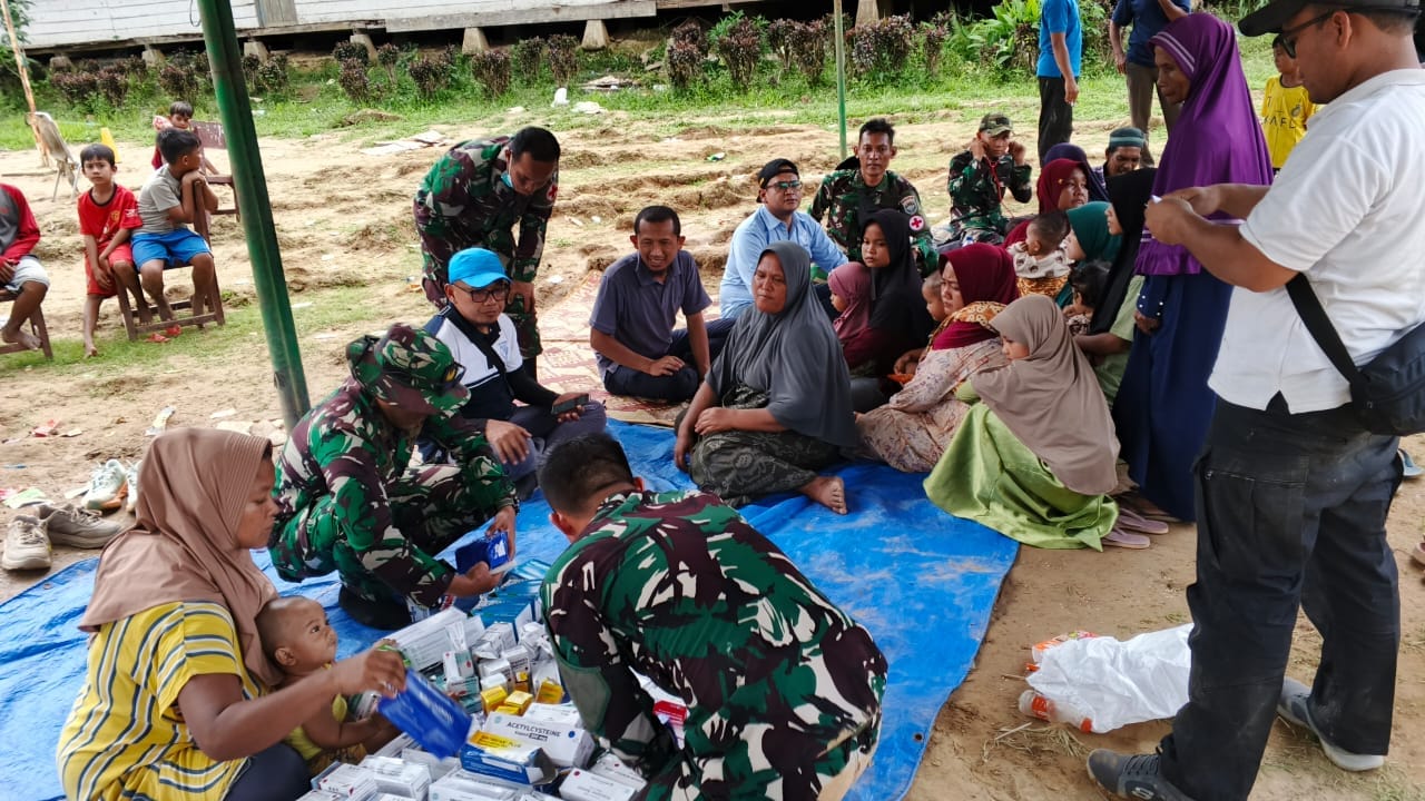 Terobos Pedalaman Gayo Lues, Tim Kesehatan Gabungan TNI dan Relawan Beri Pelayanan Kesehatan Korban Banjir