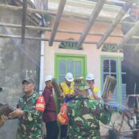 Babinsa Kepanjenkidul Bersama Warga Gotong Royong Renovasi Rumah Warga