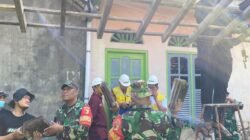 Babinsa Kepanjenkidul Bersama Warga Gotong Royong Renovasi Rumah Warga
