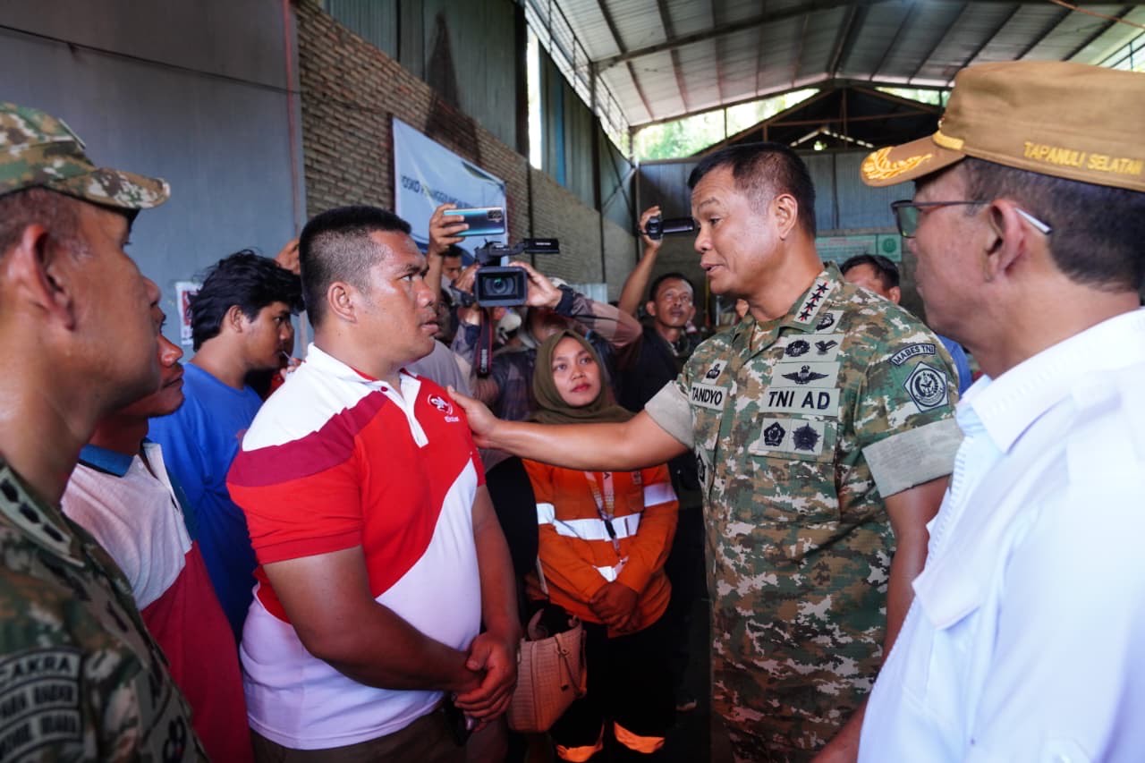 Wakil Panglima TNI Tinjau Wilayah Terdampak Banjir di Sumut dan Sumbar