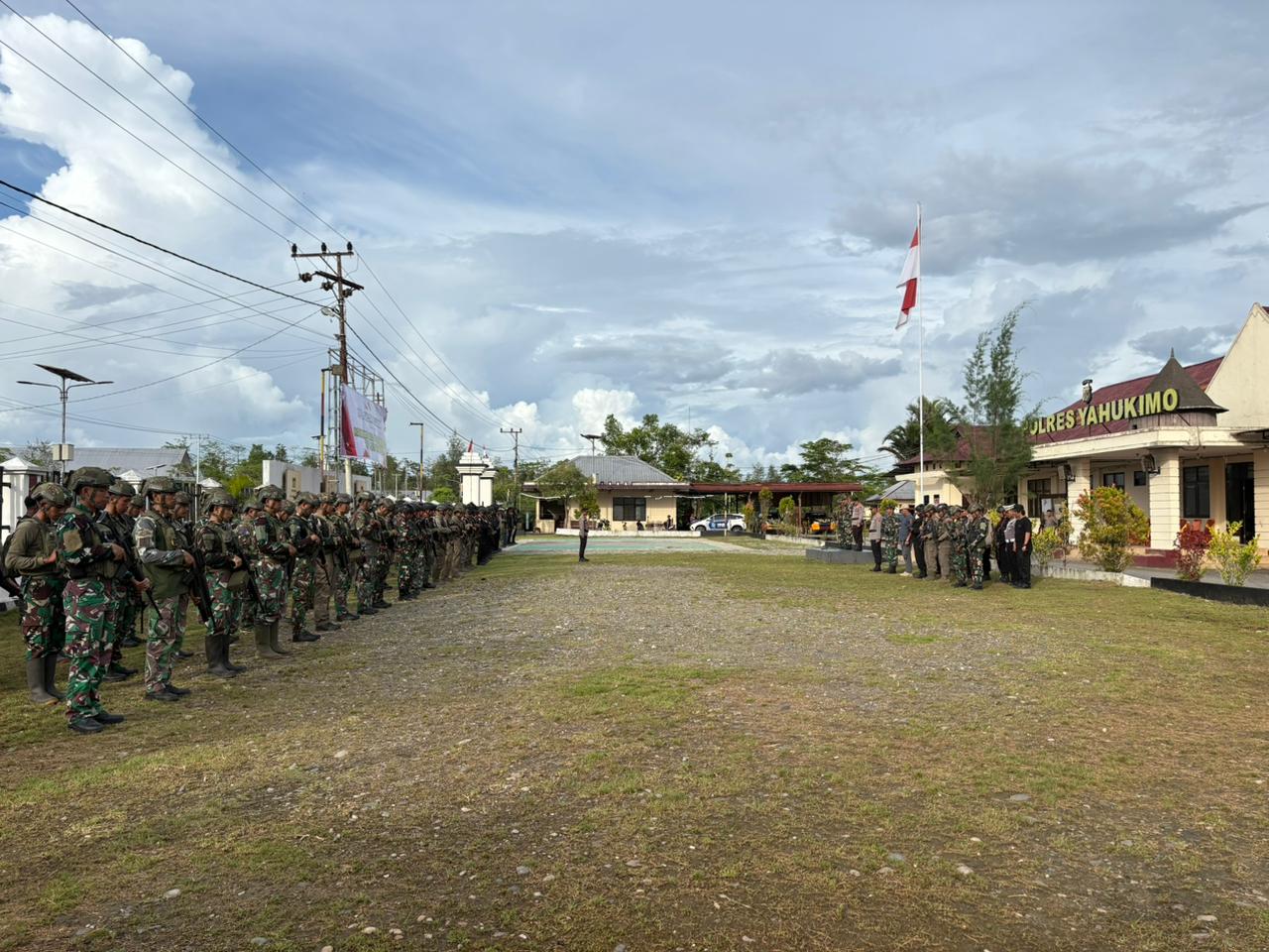 Kodim 1715/Yahukimo bersama Polres dan Jajaran Satgas TNI-Polri melaksanakan Apel dan Patroli Gabungan jelang 1 Desember 2025