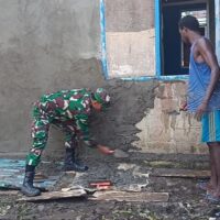 Babinsa Mapurujaya Gelar Komsos dan Bantu Warga Bangun Rumah di Kampung Hiripau
