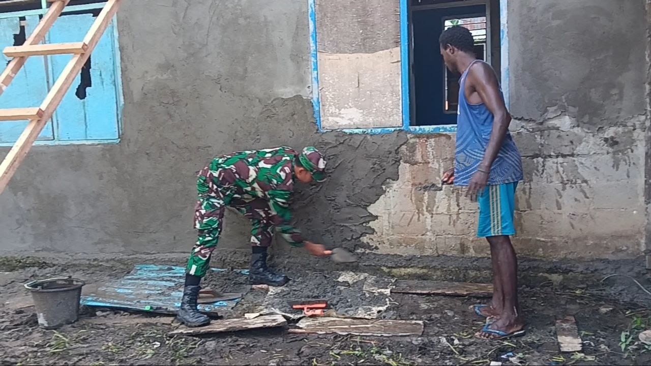 Babinsa Mapurujaya Gelar Komsos dan Bantu Warga Bangun Rumah di Kampung Hiripau