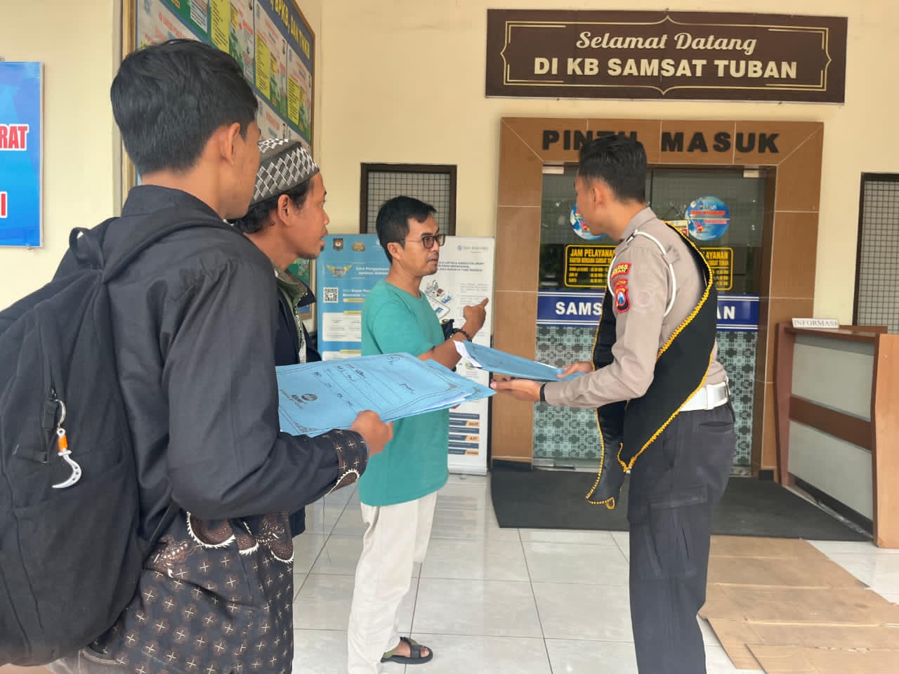 Senyum Pagi Satlantas Tuban Hangatkan Hati Warga Masyarakat Tuban