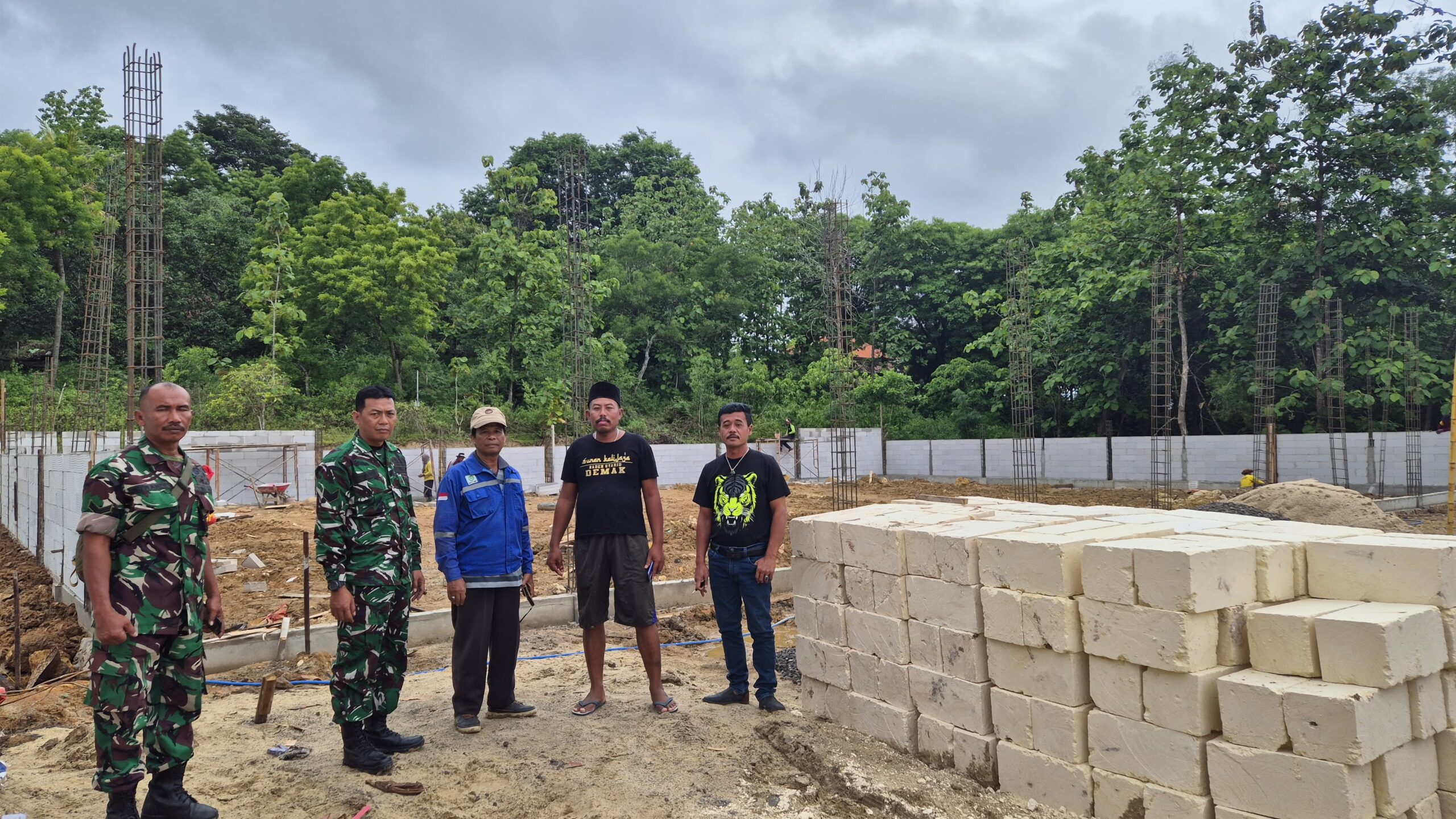 TNI dan Kades Ngepon Bergandengan Tangan, Bukti Negara Hadir untuk Rakyat Desa