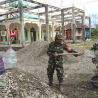 Perkuat Kebersamaan Serta Cerminkan Sikap Toleransi, Babinsa Koramil 1710-07/Mapurujaya Bersama Warga Gelar Kerja Bakti Pembangunan Masjid
