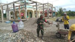 Perkuat Kebersamaan Serta Cerminkan Sikap Toleransi, Babinsa Koramil 1710-07/Mapurujaya Bersama Warga Gelar Kerja Bakti Pembangunan Masjid