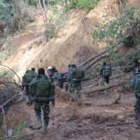 TNI Terobos 20 Titik Longsor Dengan Berjalan Kaki, Logistik Bencana Didorong ke Wilayah Terisolir Tapteng