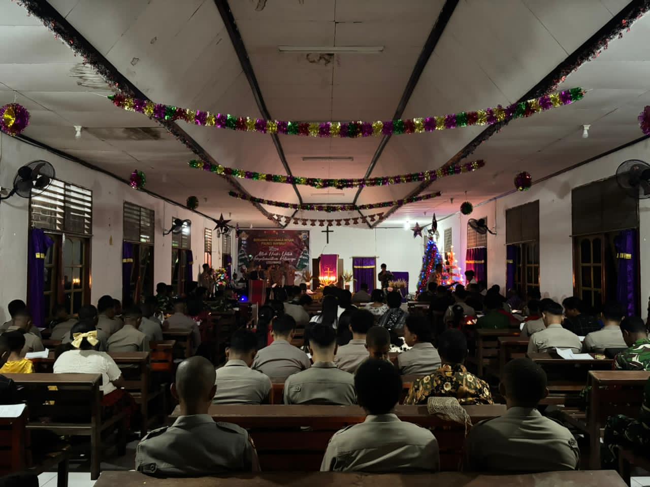 Polres Maybrat Gelar Ibadah Natal Oikumene Bertema Allah Hadir untuk Menyelamatkan Keluarga