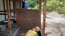 TNI Bangun Fasilitas MCK untuk Dukung Kesehatan Pengungsi di Tapanuli Selatan