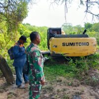 ‎Peduli Lingkungan, TNI Bancar Tuban Wujudkan Normalisasi Kali Sowan