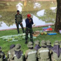 Pelatih Terbaik Yonif 2 Marinir Turunkan Ilmu Bertahan Hidup di Hutan dan Kesehatan Lapangan kepada Siswa Siswi Ombudsman