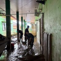 TNI Bersihkan Puskesmas Terdampak Banjir di Aceh Tamiang