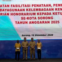 Pemkot Sorong Salurkan Honorarium RT/RW, Perkuat Garda Terdepan Pelayanan Masyarakat