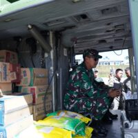 TNI Salurkan Bantuan Menggunakan Helikopter ke Desa Sibalanga