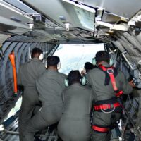 TNI Sukses Terjunkan 90 Helibox Sembako ke Desa Terisolasi Tapanuli Utara