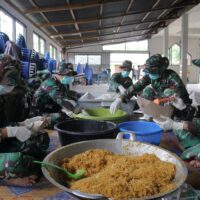 Dapur Lapangan Yonif 122/TS Layani Warga Terisolir Bencana Alam di Sitahuis
