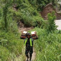 Terisolir, Personel Kodim Aceh Tenggara Jalan Kaki Antar Bantuan ke Ketambe