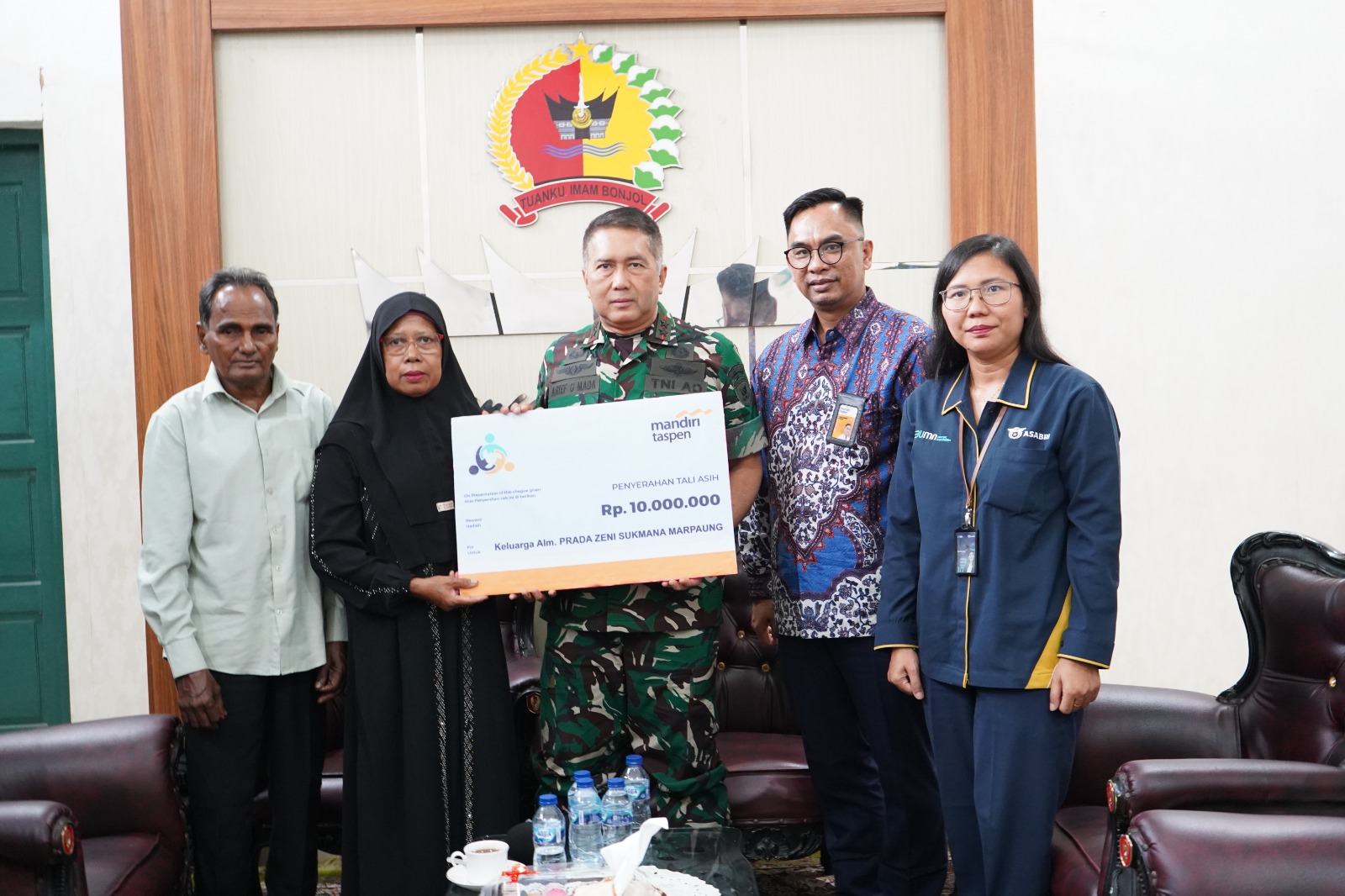 TNI Serahkan Santunan untuk Keluarga Prajurit Gugur dalam Misi Evakuasi Banjir Bandang