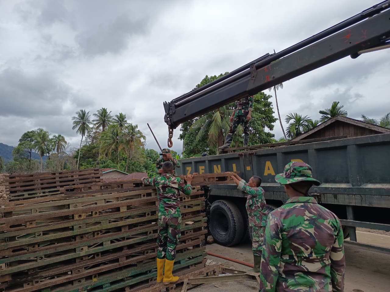 Yonzipur I/DD Rampungkan Pemasangan Jembatan Bailey di Anggoli