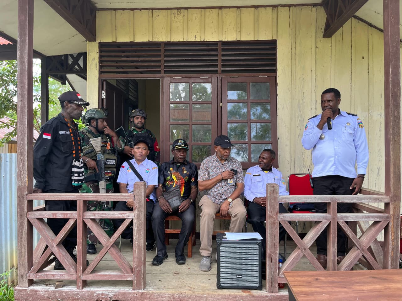 Babinsa Pos-Ramil 1714-07/Fawi Dampingi Penyaluran BLT Dana Desa di Distrik Fawi