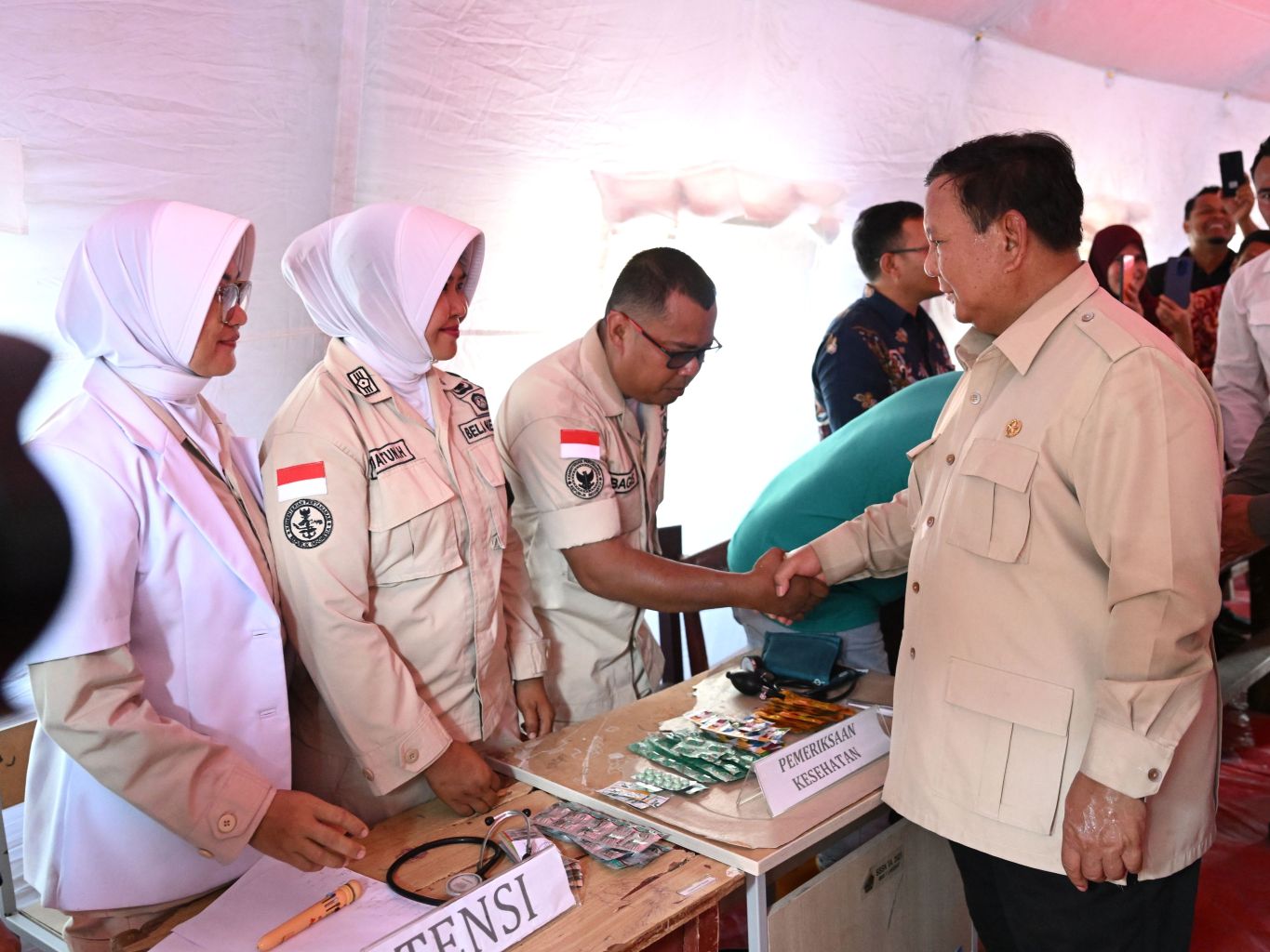 Panglima TNI Dampingi Presiden RI Pastikan Penanganan dan Pemulihan Bencana Terkendali Panglima TNI Dampingi Presiden RI Pastikan Penanganan dan Pemulihan Bencana Terkendali