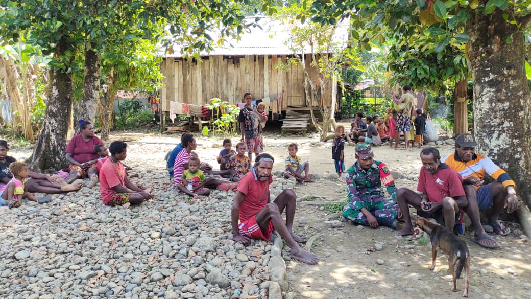 Babinsa Pos-Ramil 1714-07/Fawi Bangun Kedekatan Dengan Masyarakat Binaanya Lewat Komsos