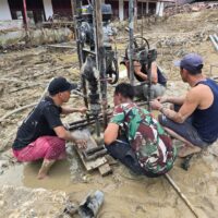 TNI Bangun Sumur Bor untuk Penuhi Kebutuhan Air Bersih Pengungsi Banjir di Batang Toru